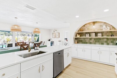 Chill in Pool - 5Min to Beach - Game Room