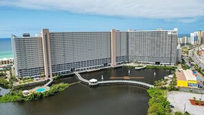 Een groot hotel met meerdere verdiepingen en uitzicht op het water.