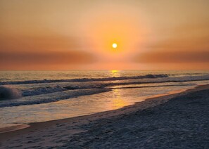 Playa en los alrededores, camastros y toallas de playa 