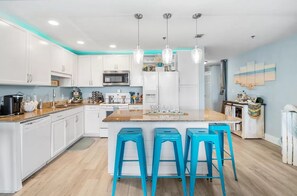 Fridge, microwave, oven, stovetop - Modern & Spacious 5-bed condo in PCB - World's Most Beautiful Beach! (Panama City Beach)