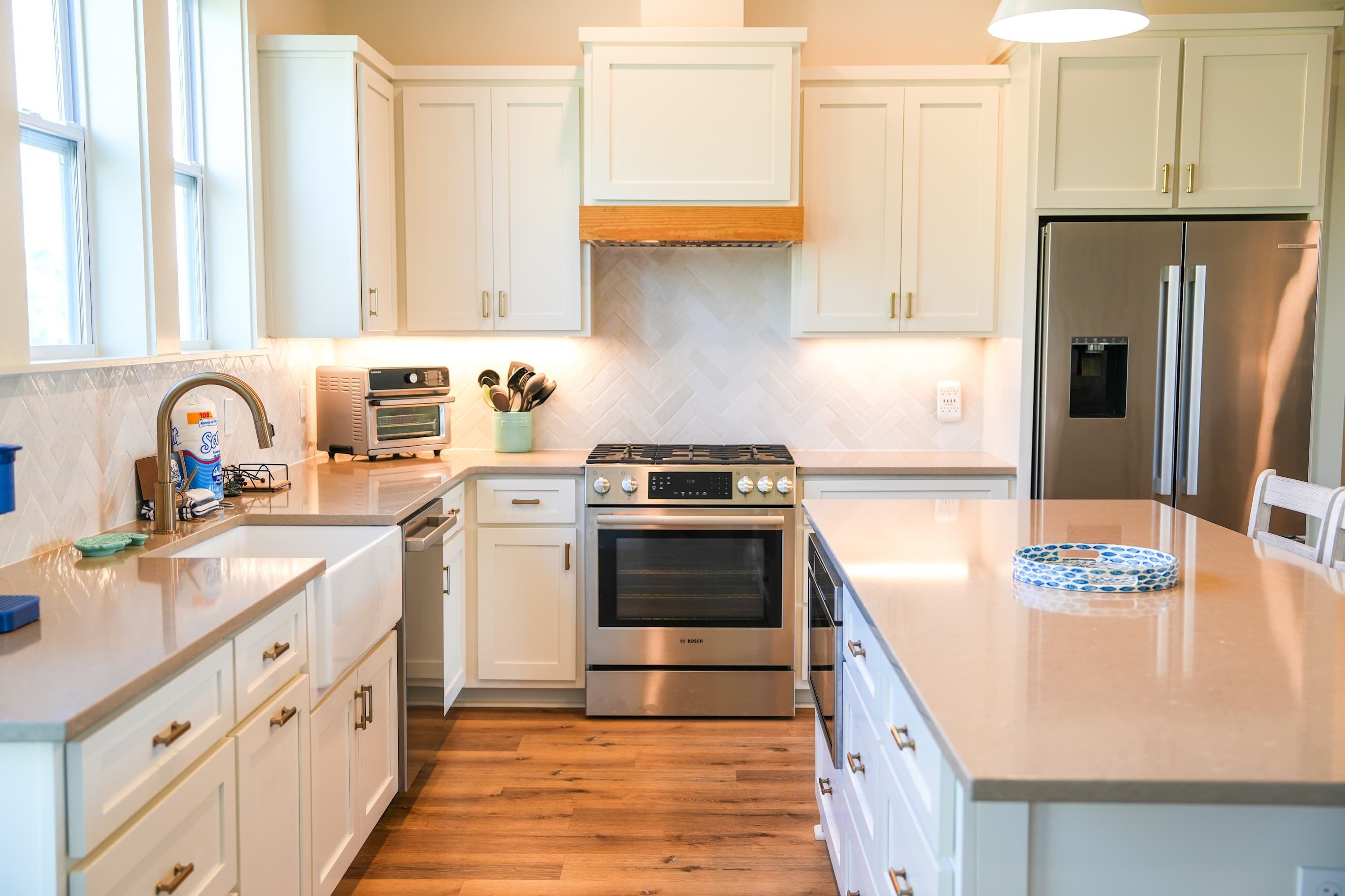 Jääkaappi, mikroaaltouuni, liesi, astianpesukone