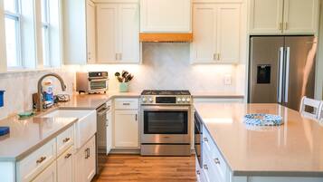 Jääkaappi, mikroaaltouuni, liesi, astianpesukone