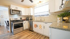 Fridge, microwave, oven, stovetop - Honey Pot House  - Lake Access+Firepit+Kayaks (Novi)