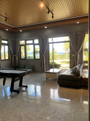60-inch Smart TV with satellite channels, fireplace - Mountain Nest Villa Dalat - BBQ-Camping (Lac Duong)