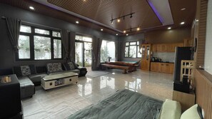 Standard-huvila, 2 makuuhuonetta, näköala puutarhaan | Oleskelualue | 60–tuumainen äly-TV, jossa satelliittikanavat