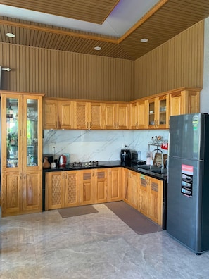 Fridge, microwave, oven, stovetop - Mountain Nest Villa Dalat - BBQ-Camping (Lac Duong)