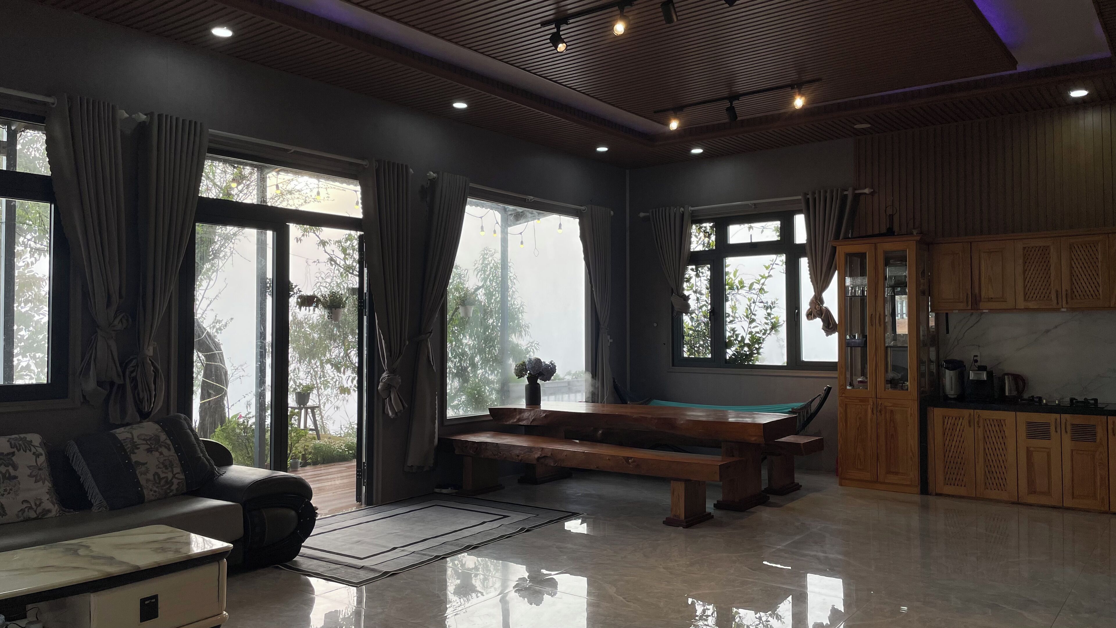 标准别墅, 2 间卧室, 花园景观 | 起居区 | 60-英寸智能电视 （配备卫星频道）、壁炉