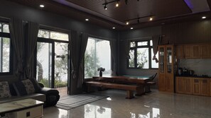 Standard-huvila, 2 makuuhuonetta, näköala puutarhaan | Oleskelualue | 60–tuumainen äly-TV, jossa satelliittikanavat