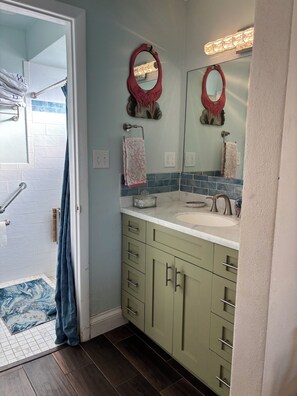 Regadera, secadora de cabello, toallas, jabón 