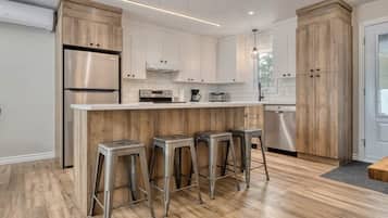 Réfrigérateur, four à micro-ondes, un four, surface de cuisson