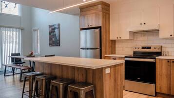 Refrigerador, microondas, horno, placa de cocina