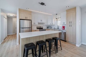 Kjøleskap, mikrobølgeovn, ovn og kokeplater