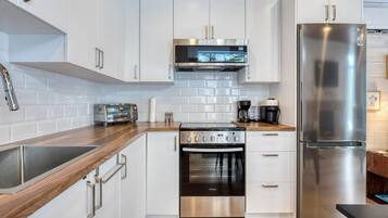 Een koelkast, een microgolfoven, een oven, een kookplaat