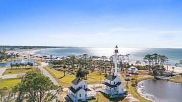 靠近海滩、白沙