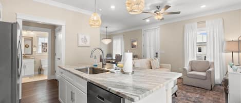 Maison, piscine privée | Cuisine privée | Grand réfrigérateur, micro-ondes, four, plaque de cuisson