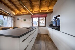 Private kitchen - Welcoming Chalet Near Wildkogel Ski Arena (Neukirchen am Grossvenediger)
