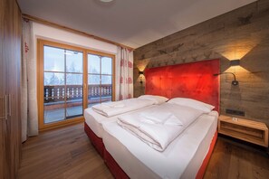 Chalet | 3 bedrooms, individually furnished, bed sheets - Chalet With Shared Swimming Pool (Neukirchen am Grossvenediger)