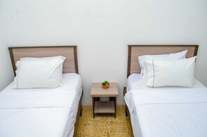 In-room safe, desk, laptop workspace, soundproofing - AW Hotel Puertas de la Bahia (Santa Marta)