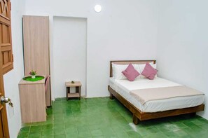 Habitació doble | Caixa forta a l'habitació i escriptori 
