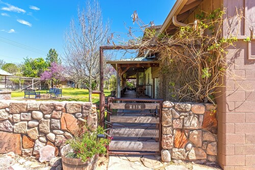 Spacious 8BR Ranch • Sleeps 16 • Near Sedona • Perfect for Large Groups