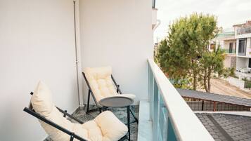 Chambre Triple Standard, plusieurs lits, balcon, vue partielle sur la mer | Balcon