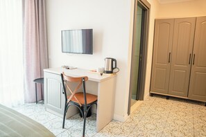 Standardzimmer, 1 Doppelbett, Balkon, Meerblick | Minibar, Zimmersafe, laptopgeeigneter Arbeitsplatz