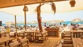 Frukost och lunch serveras, med utsikt mot stranden