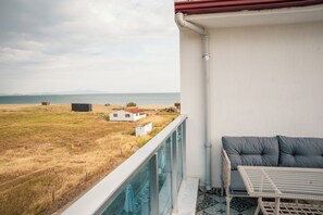 Chambre Deluxe, plusieurs lits, terrasse, vue partielle sur la mer | Vue de la chambre