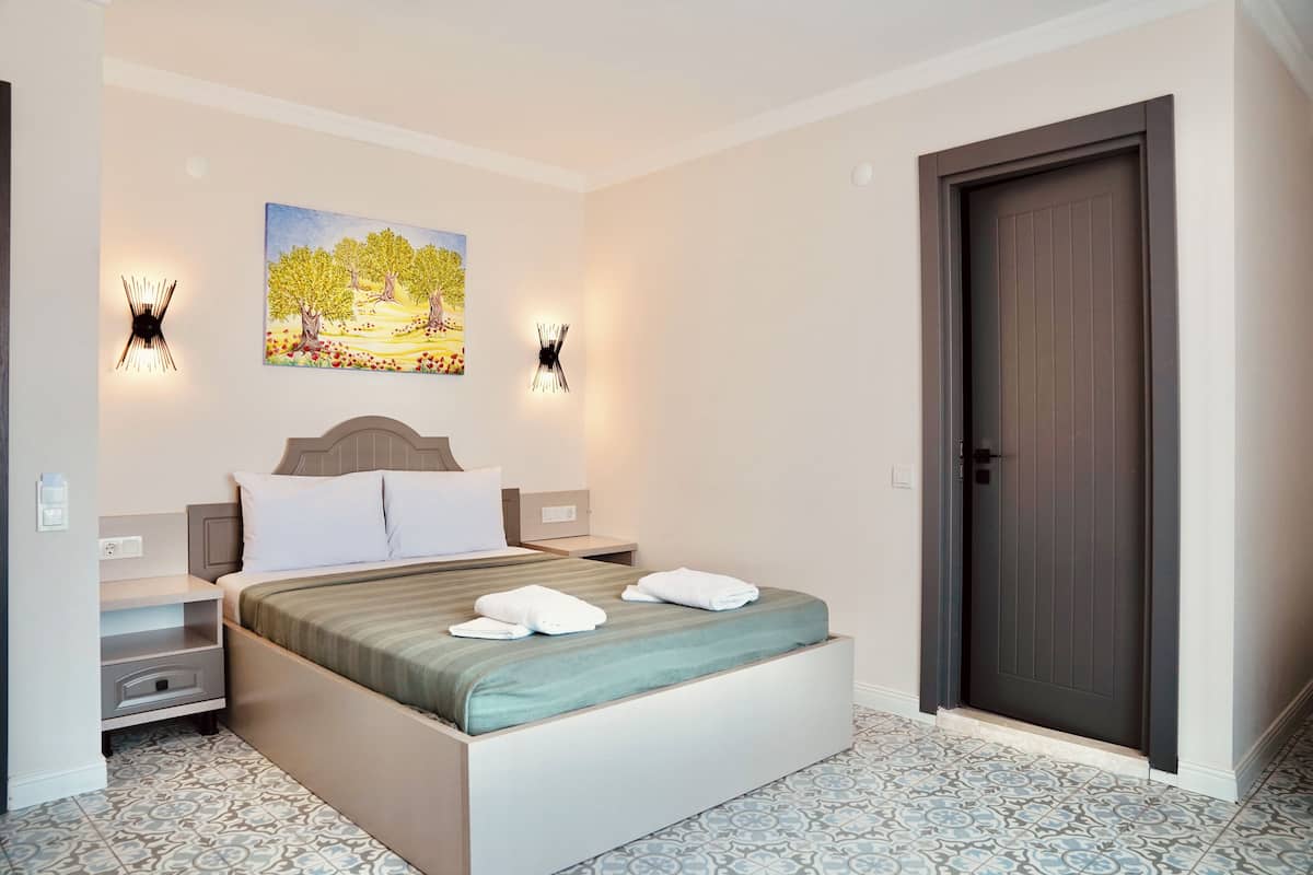 Standardzimmer, 1 Doppelbett, eingeschrÀnkter Meerblick