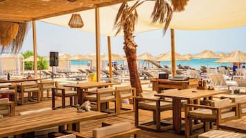 Petit déjeuner, déjeuner et dîner servis sur place, vue sur la plage
