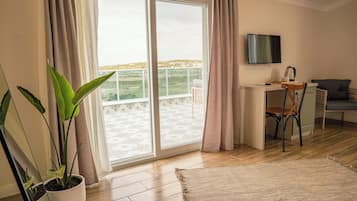 Chambre Deluxe, plusieurs lits, terrasse, vue partielle sur la mer | Minibar, coffres-forts dans les chambres