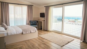 デラックス トリプルルーム ベッド (複数台) テラス シービュー | ミニバー、セーフティボックス (室内)、ノートパソコン用作業スペース、防音設備