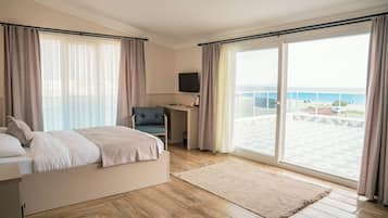 Chambre Triple Deluxe, plusieurs lits, terrasse, vue mer | Minibar, coffres-forts dans les chambres