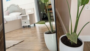 デラックス トリプルルーム ベッド (複数台) テラス シービュー | ミニバー、セーフティボックス (室内)、ノートパソコン用作業スペース、防音設備