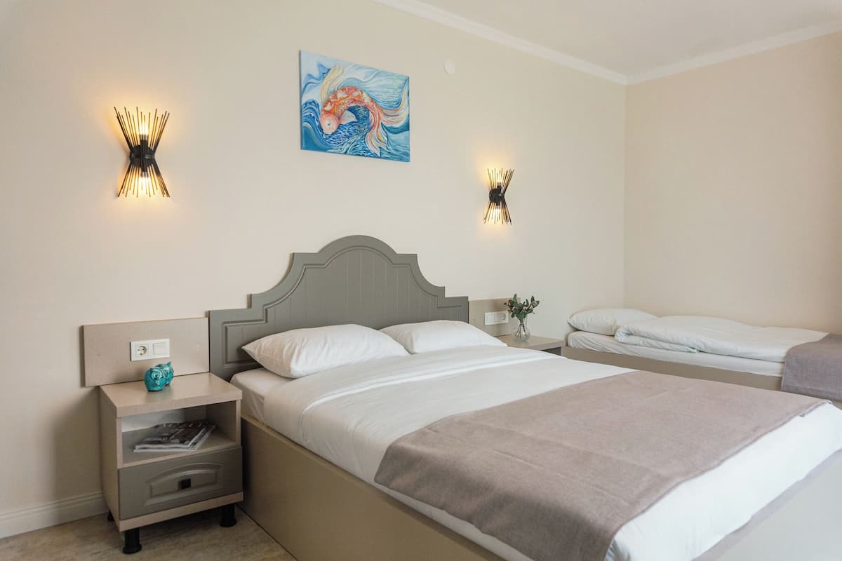 Standard-Dreibettzimmer, Mehrere Betten, Balkon, eingeschrÀnkter Meerblick