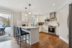 Réfrigérateur, four à micro-ondes, un four, surface de cuisson