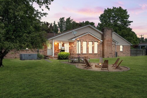 Quiet NRG Retreat  • Hot Tub • Gameroom • Firepit