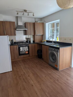House | Private kitchen | Fridge, microwave, oven, stovetop - Enbrook Valley House - 3 Bedrooms, Folkestone (Folkestone)