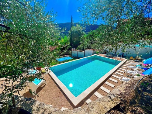 Spacious 4-bedroom house with infinity pool for relaxing in lovely Herceg Novi