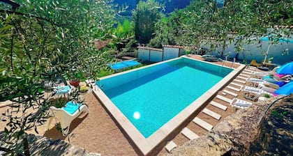 Spacious 4-bedroom house with infinity pool for relaxing in lovely Herceg Novi