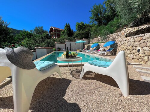 Spacious 4-bedroom house with infinity pool for relaxing in lovely Herceg Novi