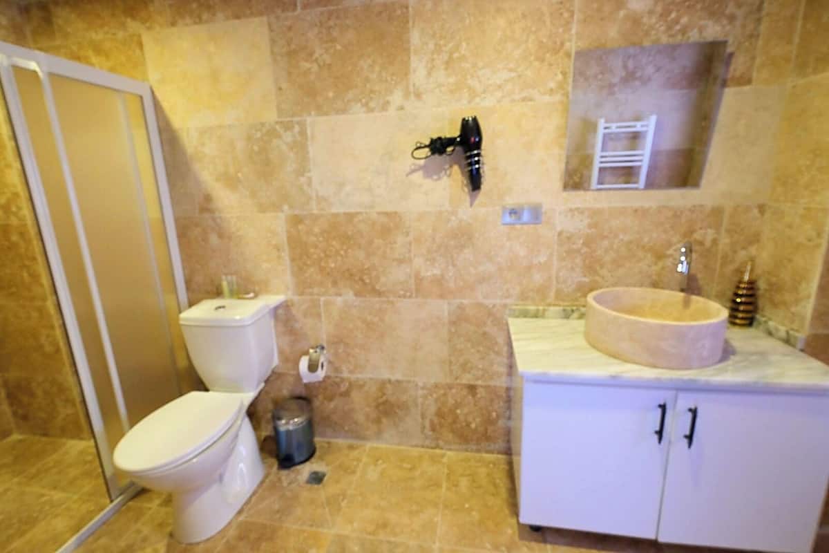 Secador de pelo, toallas, jabón, shampoo