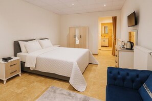 Deluxe Double Room | Iron/ironing board, free WiFi