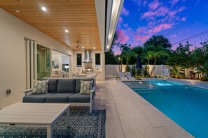 Utendørsbasseng og et oppvarmet basseng