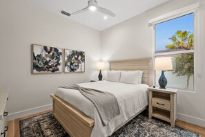 4 chambres, bureau, fer et planche à repasser, lit de bébé portatif