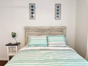 3 bedrooms, iron/ironing board, free WiFi, bed sheets - Charming 3-bedroom House - Two Blocks from the Beach (Ventnor City)