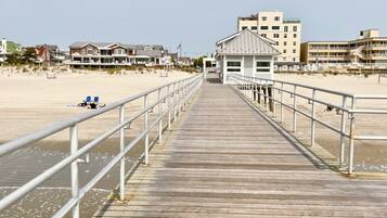 Chaises longues, serviettes de plage