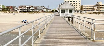 Charming 3-bedroom House - Two Blocks from the Beach