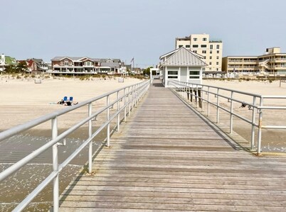 Charming 3-bedroom House - Two Blocks from the Beach