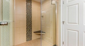 Haartrockner, Handtücher, Seife, Toilettenpapier